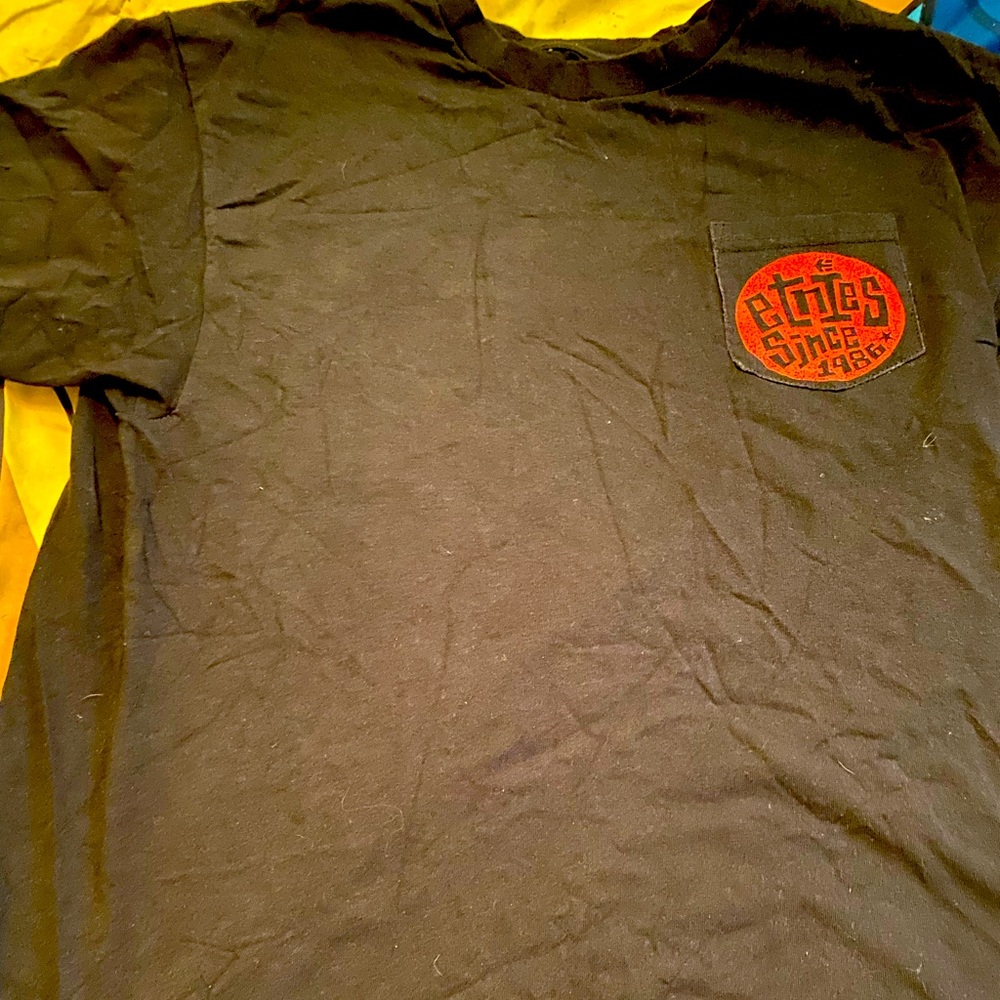 Etnies shirt size large
